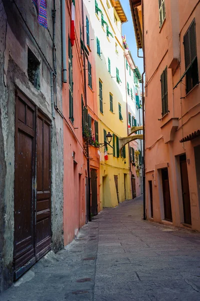 Gatorna i den gamla staden Ventimiglia. Italien. — Stockfoto