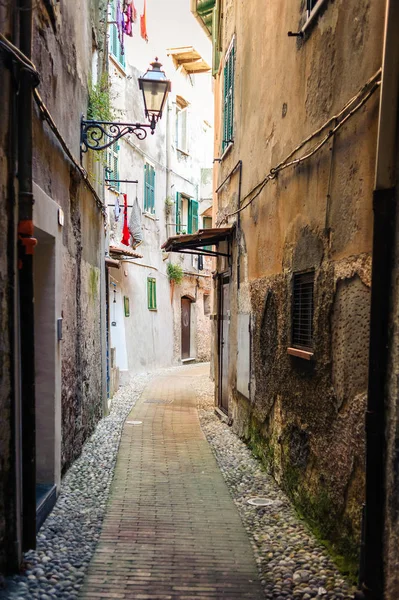Ulicami starożytnego miasta Ventimiglia. Włochy. — Zdjęcie stockowe