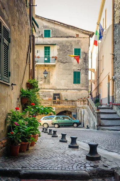 Ventimiglia ősi város utcáin. Olaszország. — Stock Fotó