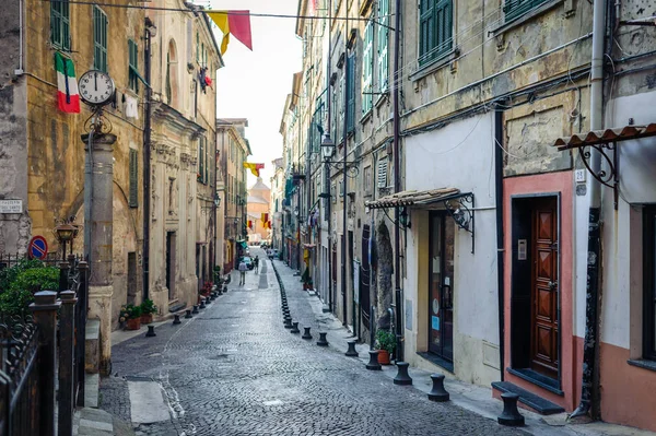 ヴェンティミリアの古代町の通り。イタリア. — ストック写真