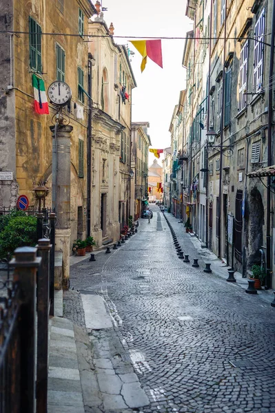 Gatorna i den gamla staden Ventimiglia. Italien. — Stockfoto