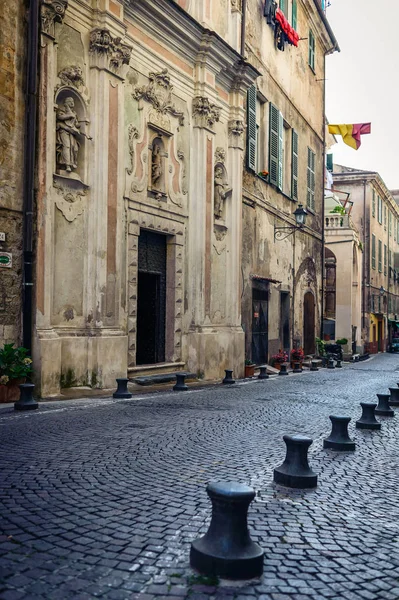 Die Straßen der antiken Stadt Ventimiglia. Italien. — Stockfoto