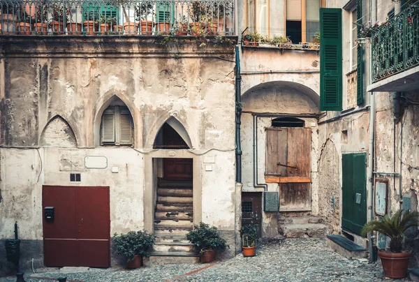 Belle façade ancienne avec volets sur les fenêtres. Italie . — Photo