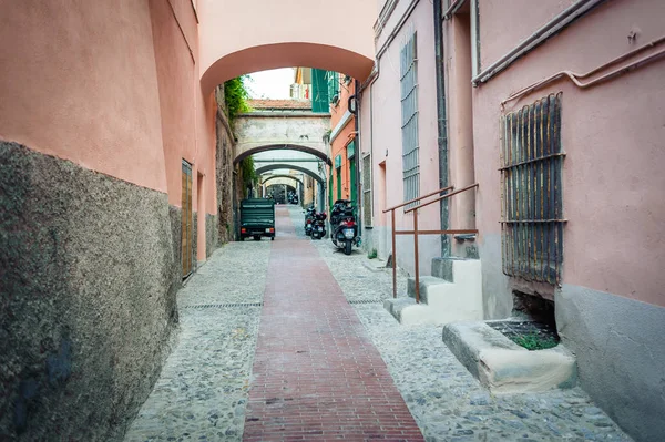 As ruas da antiga cidade de Ventimiglia. Itália . — Fotografia de Stock