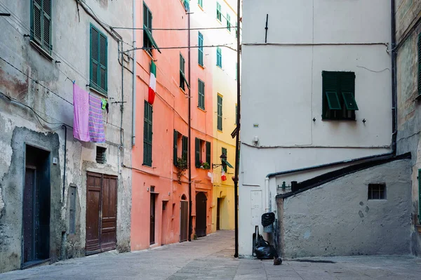 As ruas da antiga cidade de Ventimiglia. Itália . Fotografia De Stock