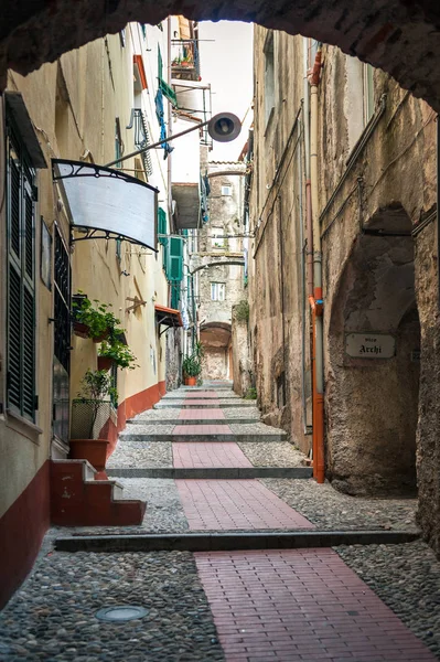 Gatorna i den gamla staden Ventimiglia. Italien. Royaltyfria Stockbilder