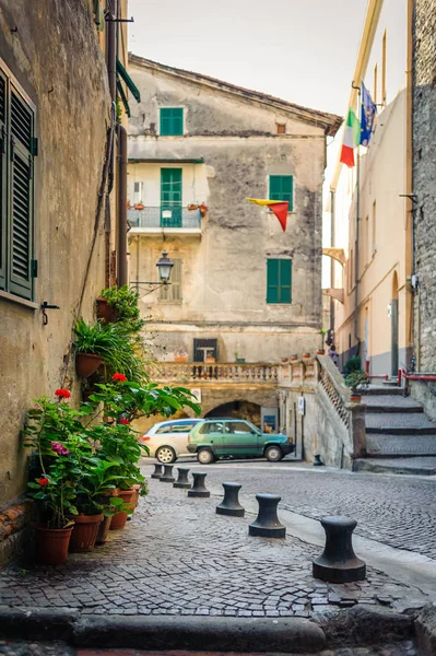 Gatorna i den gamla staden Ventimiglia. Italien. Royaltyfria Stockbilder