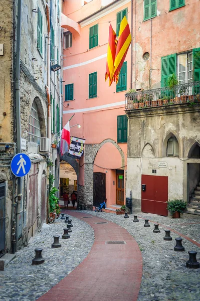 古代的文蒂米利亚小镇的街道。意大利. 图库图片