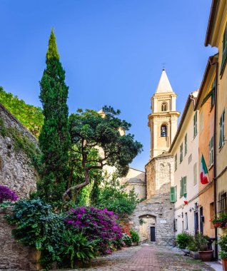 Ventimiglia Antik şehir birçok çiçeklerle yarda. İtalya.