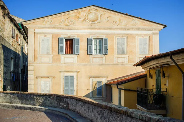 Hermosa fachada vieja con persianas en las ventanas. Italia . —  Fotos de Stock
