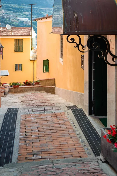 Starożytnej ulicy w włoskiej miejscowości Ventimiglia. — Zdjęcie stockowe