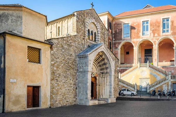 Vista de la iglesia en la antigua ciudad de Ventimiglia. Italia . —  Fotos de Stock
