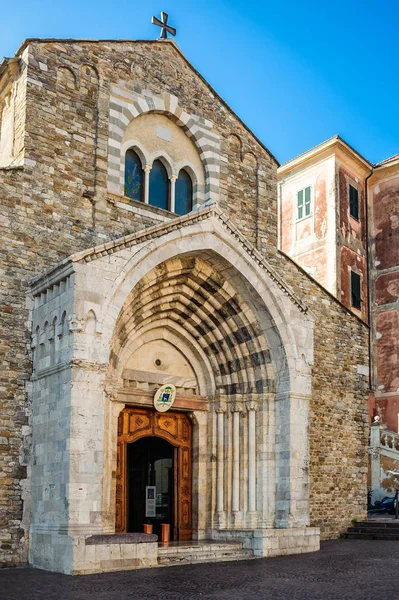 Pohled na kostel v starověkého města Ventimiglia. Itálie. — Stock fotografie
