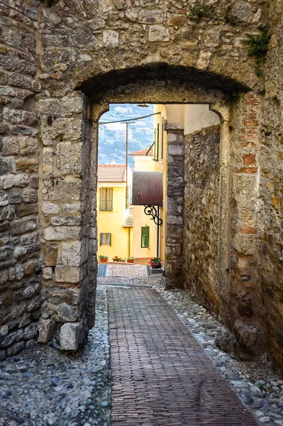 Antigua calle en la ciudad italiana de Ventimiglia . —  Fotos de Stock