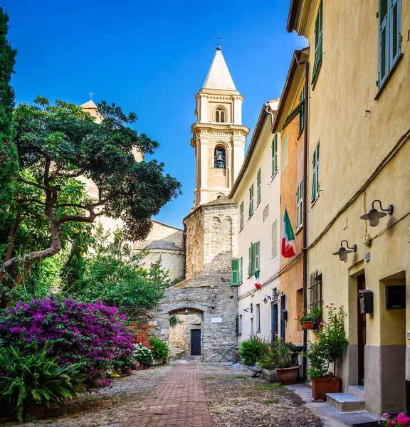 Il cortile con molti fiori nell'antica città di Ventimiglia. Italia . — Foto Stock