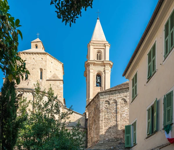 Άποψη της Εκκλησίας για την αρχαία πόλη της Ventimiglia. Ιταλία. — Φωτογραφία Αρχείου