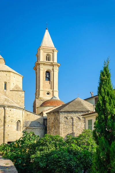 Vista de la iglesia en la antigua ciudad de Ventimiglia. Italia . — Foto de Stock