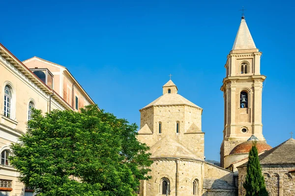 Ventimiglia Antik şehir kilisede görünümünü. İtalya. — Stok fotoğraf
