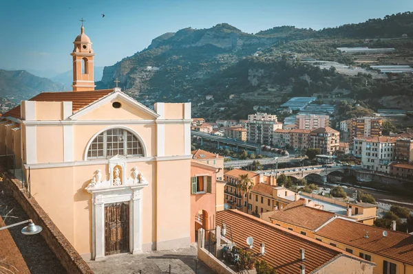 Widok na Kościół w starożytnej miejscowości Ventimiglia. Włochy. — Zdjęcie stockowe
