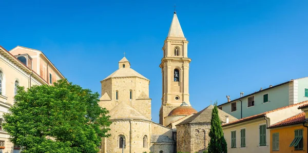 Pohled na kostel v starověkého města Ventimiglia. Itálie. — Stock fotografie