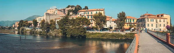 Zicht op de kerk in de oude stad Ventimiglia. Italië. — Stockfoto