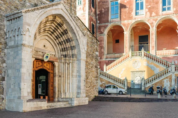 Veduta della chiesa nell'antica città di Ventimiglia. Italia . Immagini Stock Royalty Free