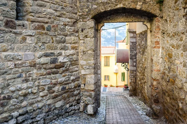Antigua calle en la ciudad italiana de Ventimiglia . Fotos De Stock Sin Royalties Gratis