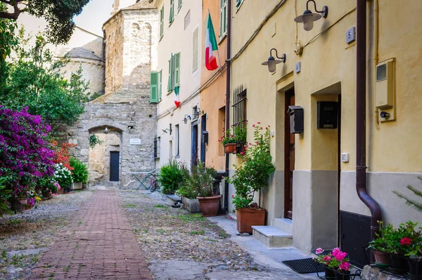 El patio con muchas flores en la antigua ciudad de Ventimiglia. Italia . Imágenes de stock libres de derechos