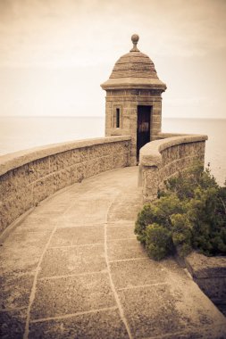 Kale duvarlarında savunma kulesi. Monte Carlo. Monaco.