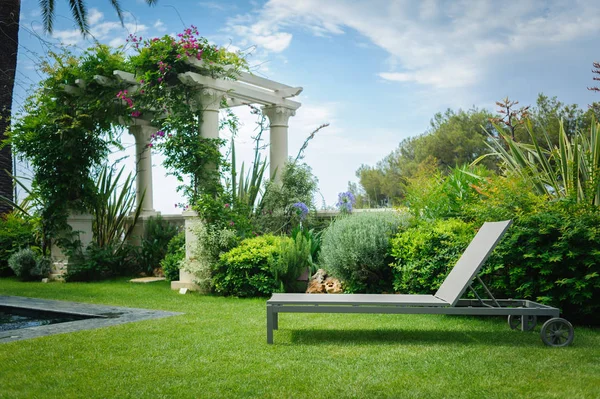 Şezlong yeşil çim üzerinde.