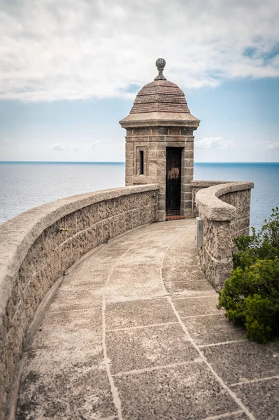 Kale duvarlarında savunma kulesi. Monte Carlo. Monaco.