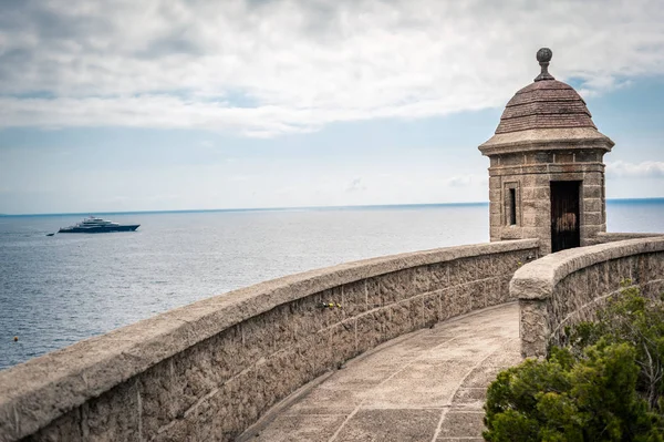 Torre defensiva en las murallas del fuerte. Monte Carlo. Mónaco . Fotos de stock