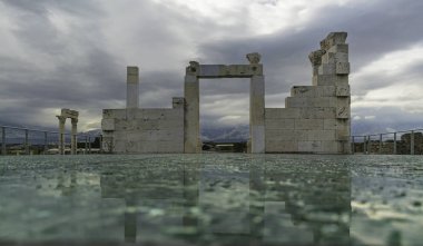 Laodikeia antik kentinde bir tapınak. Cam zemindeki taş kapının yansıması..