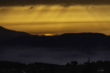 Trabzon 'daki Atatürk Malikanesi' nin dış görünüşü, bitki örtüsü ve insanlarla. Trabzon, Türkiye - 3 Haziran 2019