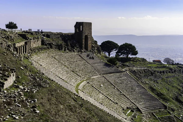 Eski kalenin eski kalıntıları. Pergamon Antik Şehir, Pergamon Akropolis Tiyatrosu, Bergama, İzmir