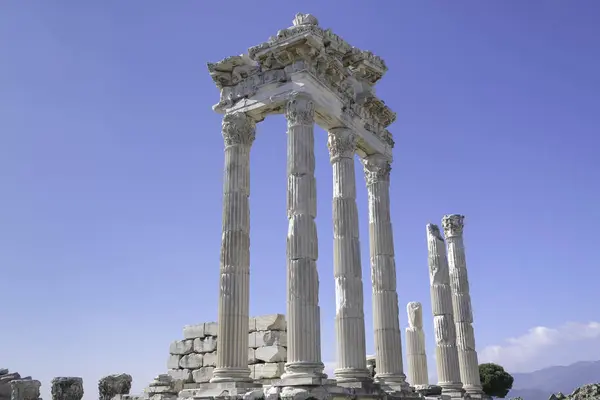 Detalle Del Templo Trajano Pérgamo Artefactos Históricos Columnas Cielo Azul —  Fotos de Stock