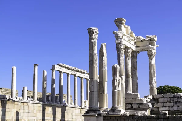 Detalhe Templo Trajano Pérgamo Artefatos Históricos Colunas Céu Azul Bergama — Fotografia de Stock