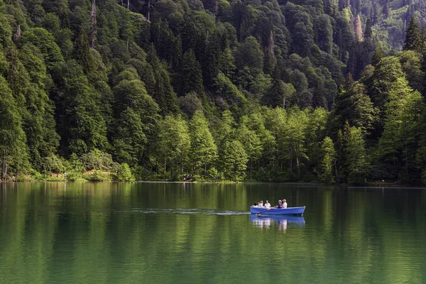 Blacksea bölgesindeki Savsat Karagol Doğa Parkı 'nda kürek çeken kimliği belirsiz insanlar. Artvin, Borcka / Türkiye-06-05-2019