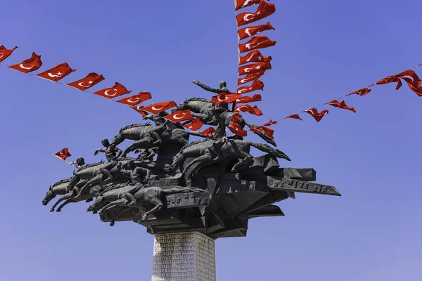 Baum Der Statue Der Republik Auf Dem Gundogdu Platz Zwischen — Stockfoto