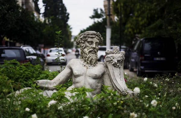 İzmir Seluk 'un sokaklarında bulunan heykellerin manzarası.