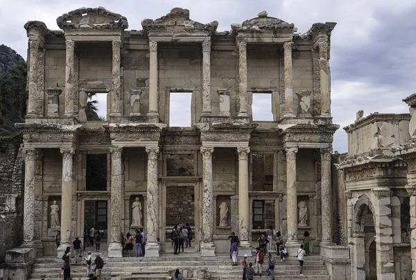 Osoby Odwiedzające Bibliotekę Celsusa Stare Ruiny Słynnego Miejsca Efezu Lub — Zdjęcie stockowe