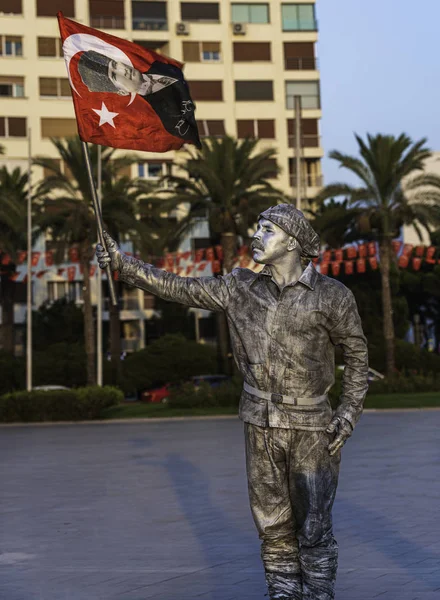 Zmir Cumhuriyet Meydanı Nda Canlı Heykel Sokak Sanatçısı Performans Sanatçısı — Stok fotoğraf