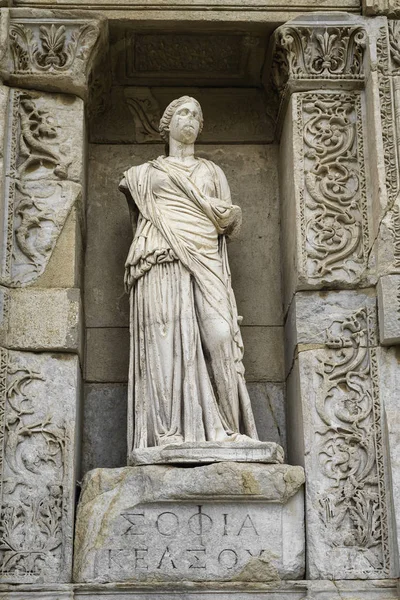 Antik Yunan-Roma kenti Efes 'teki Celsus kütüphanesindeki Sophia heykeli