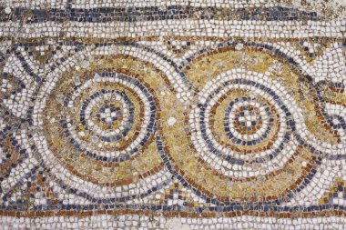 Türkiye, Ege bölgesi, İzmir. Antik Yunan şehri Efes 'in kalıntıları. Yerdeki antik cami, yıkılan binalar. Geometrik mozaiğin ayrıntıları. Ünlü açık hava müzesi..