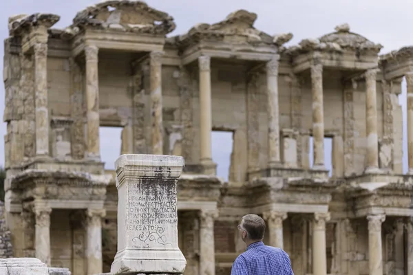 Persone Che Visitano Biblioteca Celsus Visitatori Che Guardano Post Nella — Foto Stock