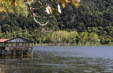 Ormandaki göl. İzmir, Odemis 'teki Golcuk Gölü' nde sonbahar manzarası. Gölün üzerindeki ahşap yapı..