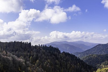 Dağların manzarası. Yedigoller 'e giden yoldaki dağların manzarası. Bulutlar ve dağ tepeleri sonbaharın renklerini yansıtır.