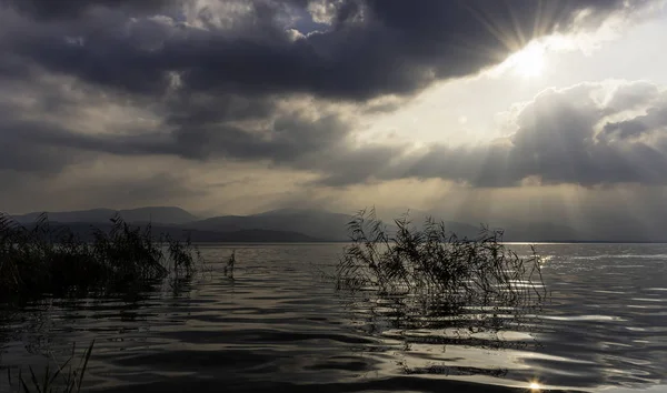 Gün batımından sızan güneş ışığı ve Sapanca Gölü 'ndeki bulutlar.