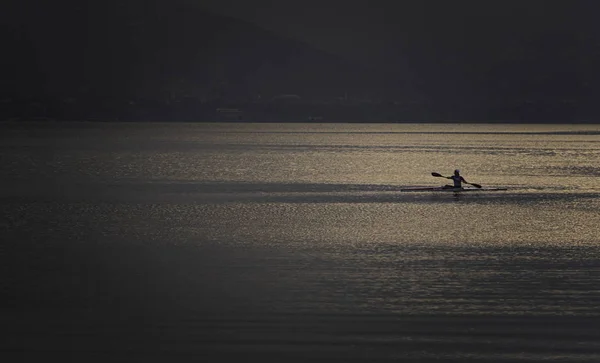 Sporcular gün batımında antrenman yapıyor..