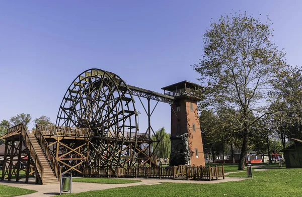 Sakarya Şehir Meydanı 'ndaki yeşillikler arasında yel değirmeni ve su değirmeni